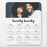 Simple Trendy Typografy 2020 Foto Calendar Mousepad<br><div class="desc">Dieses moderne,  stilvolle 2020 Kalendermauspad verfügt über eine trendige Skripttypografie,  die "zwanzig" sagt,  personalisiert mit Ihrem eigenen Namen und Foto.</div>