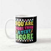sind mehr als ein Test Score Test Day Lehrer Test Kaffeetasse (Links)