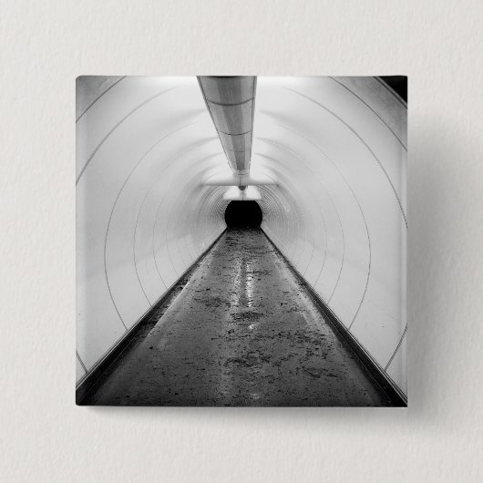 Singapur. Ein beleuchteter Fußgängertunnel in Button (Vorderseite)