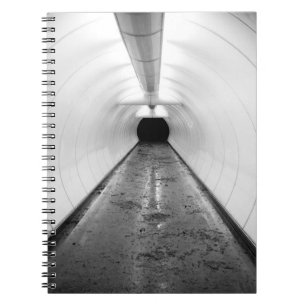 Singapur. Ein beleuchteter Fußgängertunnel in Notizblock