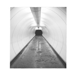 Singapur. Ein beleuchteter Fußgängertunnel in Notizblock