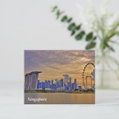 Singapur Skyline im Sonnenuntergang Postkarte (Stehend Vorderseite)