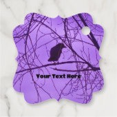 Single Black Crow in Barren Trees Hazy Lila Sky Geschenkanhänger (Rückseite)