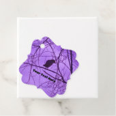 Single Black Crow in Barren Trees Hazy Lila Sky Geschenkanhänger (Beispiel)