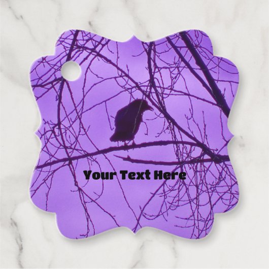 Single Black Crow in Barren Trees Hazy Lila Sky Geschenkanhänger (Vorderseite)