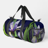 Single Blaue Flagge Iris Blume Natur Duffle Bag (Rechte Ecke)
