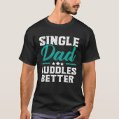 Single Dad Cuddles Better Fatherhood Fathers Day T-Shirt (Vorderseite)