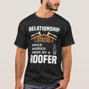 Single des Beziehungsstatus, der von einem Dach Ve T-Shirt