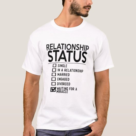 Single des Beziehungsstatus in einer Beziehung T-Shirt (Vorderseite)