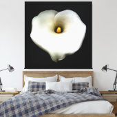 Single Heart Shaped Calla Lily Abgeschieden Leinwanddruck (Insitu (Schlafzimmer))
