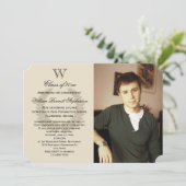 Single Initial Brown Monogram Foto Abschluss Einladung (Stehend Vorderseite)