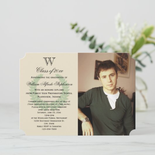 Single Initial Monogram Green Foto Abschluss Einladung (Stehend Vorderseite)