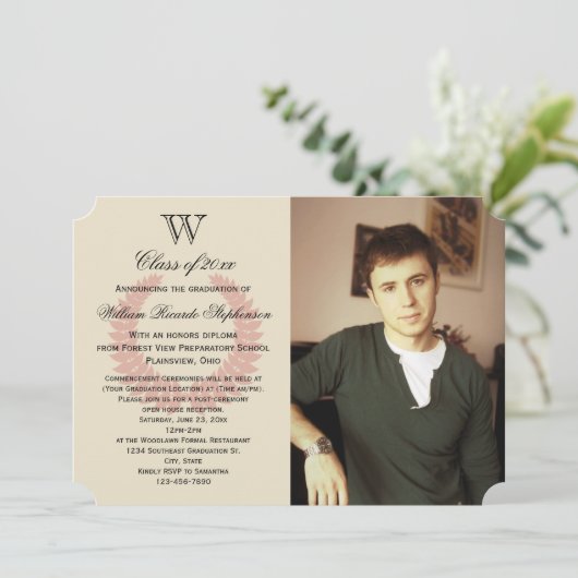 Single Initial Monogram Red Foto Abschluss Einladung (Stehend Vorderseite)