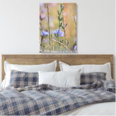 Single Lila Wildblume - überzogene Canvas Leinwanddruck (Insitu (Schlafzimmer))