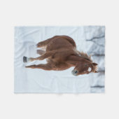 Single Pferd läuft im Schnee Fleecedecke (Vorderseite (Horizontal))