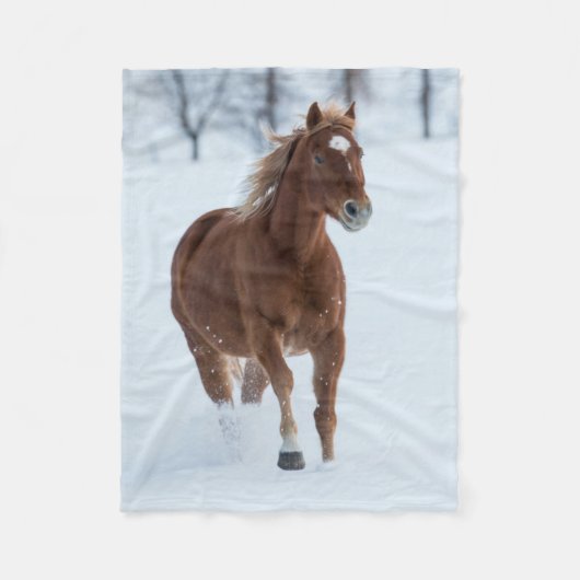 Single Pferd läuft im Schnee Fleecedecke (Vorderseite)
