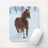 Single Pferd läuft im Schnee Mousepad (Mit Mouse)
