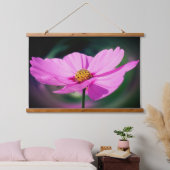 Single Pink Cosmos Blume Wandteppich Mit Holzrahmen (Schlafzimmer)