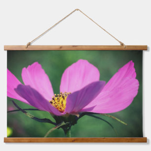 Single Rosa Kosmos Blume im Blut Wandteppich Mit Holzrahmen