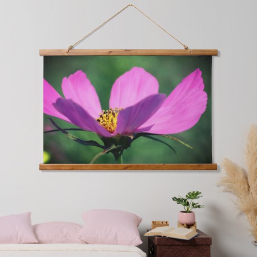 Single Rosa Kosmos Blume im Blut Wandteppich Mit Holzrahmen (Schlafzimmer)