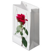 Single rote Rose Kleine Geschenktüte (Vorderseite Schrägansicht)