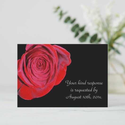 Single Rote Rose Wedding RSVP Card (Stehend Vorderseite)