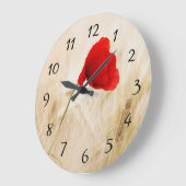 Single Roter Mohn auf einem grasbewachsenen Feld Große Wanduhr (Winkel)