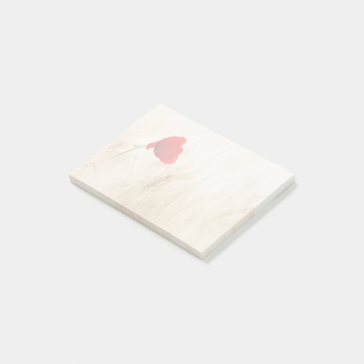 Single Roter Mohn auf einem grasbewachsenen Feld Post-it Klebezettel (angewinkelt)