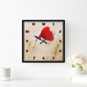 Single Roter Mohn auf einem grasbewachsenen Feld Quadratische Wanduhr (Zuhause)