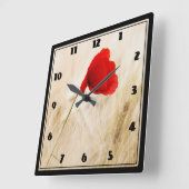 Single Roter Mohn auf einem grasbewachsenen Feld Quadratische Wanduhr (Winkel)