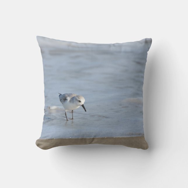 Single Sandpiper walking on beach double sided Kissen (Vorderseite)