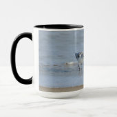 Single Sandpiper walking on beach Tasse (Links)