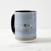 Single Sandpiper walking on beach Tasse (Vorderseite Links)