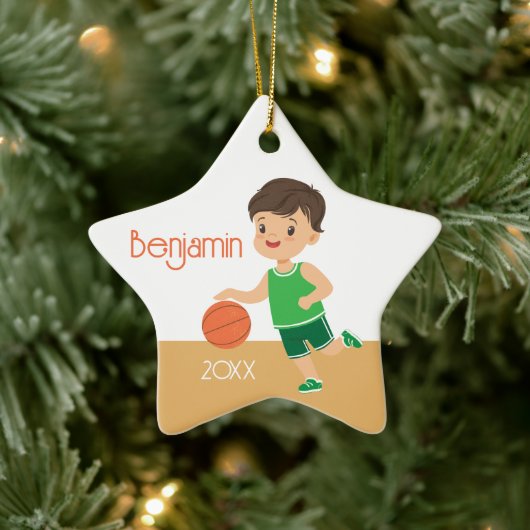 Single Side Brünett Boy Basketball Keramik Ornament (Baum)