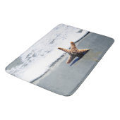 Single Starfish Washed Ashore Badematte (Schrägansicht)