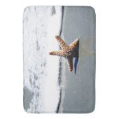 Single Starfish Washed Ashore Badematte (Vorderseite Vertikal)