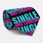 Single und Schwarz, Blau, Rosa Krawatte (Gerollt)