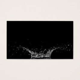 Single Wasser auf schwarzem Grund spritzen