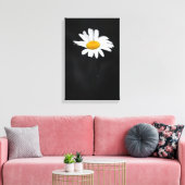 Single White and Yellow Daisy Blume on Black Leinwanddruck (Insitu (Wohnzimmer))