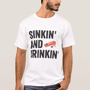 Sinken und Trinken Lustiger Cornhole Lustiges Gesc T-Shirt
