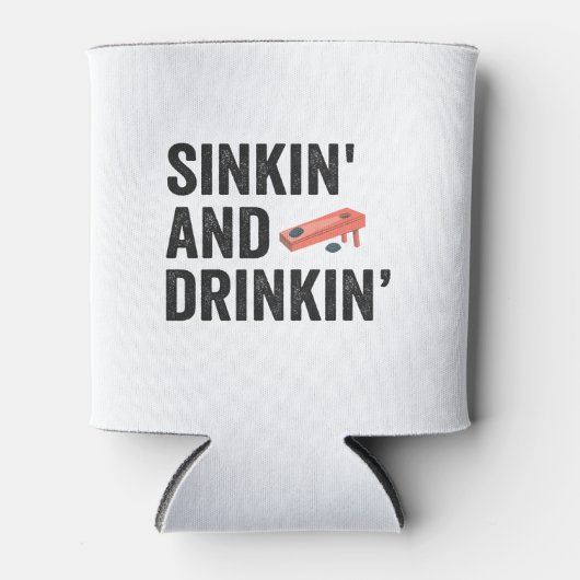 Sinkin und Drinkin Funny Cornhole Funny Gift Dosenkühler (Vorderseite)