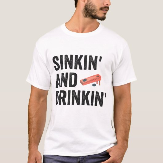 Sinkin und Drinkin Funny Cornhole Funny Gift T-Shirt (Vorderseite)