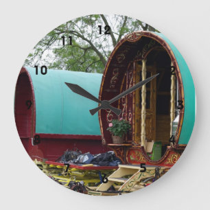 Sinti und Roma-Bowtop-Wagen mit großer Uhr