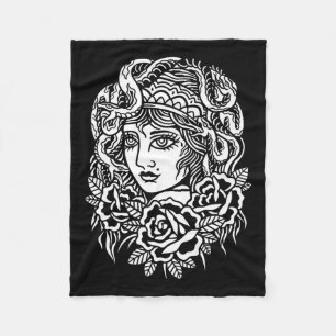Sinti und Roma Girl Snake American Traditional Tat Fleecedecke