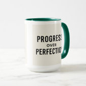 Sip Erfolg: Fortschritt über Perfektion Tasse (VorderseiteRechts)