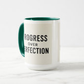 Sip Erfolg: Fortschritt über Perfektion Tasse (Vorderseite Links)