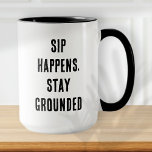 Sip Happens Funny Modern Simple Black and White Tasse<br><div class="desc">Design besteht aus moderner Typografie mit serifenigem Schriftart. Witziges Zitat: Sip passiert,  Bleibe Grounded.</div>