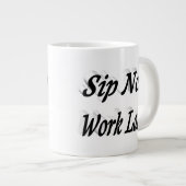 Sip Now Work Later Kaffee zitiert schwarzen Halbte Jumbo-Tasse (Vorderseite Rechts)