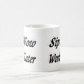 Sip Now Work Later Kaffee zitiert schwarzen Halbte Kaffeetasse (Mittel)