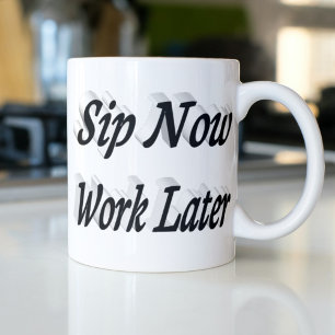 Sip Now Work Later Kaffee zitiert schwarzen Halbte Kaffeetasse